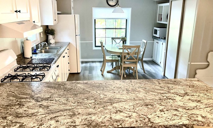 Greenwood Casa | Swartzentruber Cottage close to DE Turf & Beaches, also for traveling nurses!