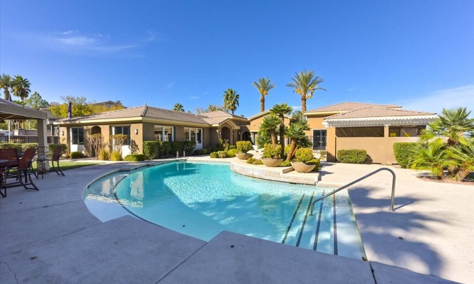 Seven Hills Condominio | Sweeeeet Condo! Pools, gym & more. Covered Parking Seven Hills/Anthem area