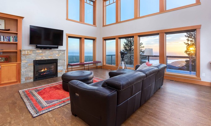 Pacific City Casa | Sweeping Ocean and Mtn Views, Dogs Welcome! Enjoy the Community Pool and Hot Tub