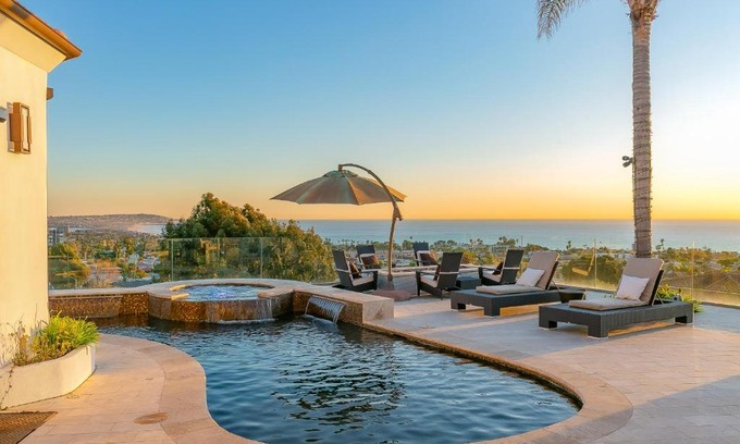 La Jolla Mesa Casa | Sweeping Sunsets