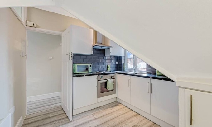 Golders Green Apartamento | Sweet and Lovely 2BR with Free Parking