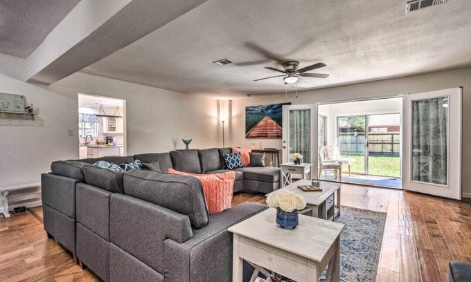 Fort Walton Beach Casa | Sweet Beach Serenity for Families-8 mins from beach! With Pool!