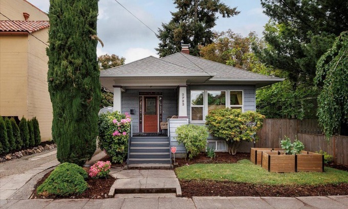 Richmond Casa | Sweet Bungalow in Hip SE Portland Hawthorne area