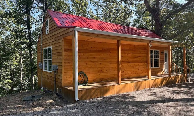 East Bernstadt Cabina | Sweet Cabin. Sleeps 6. Bedroom Queen Bed 2, Loft Two Twin Beds, Queen Sofa 2.