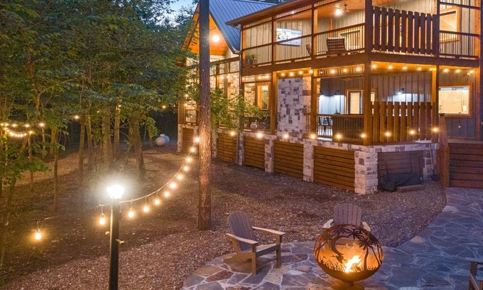 Golden Cabina | Sweet Caroline Creek-Side Cabin 🎯 Games 🔥 Hot Tub 📺 Outdoor TV