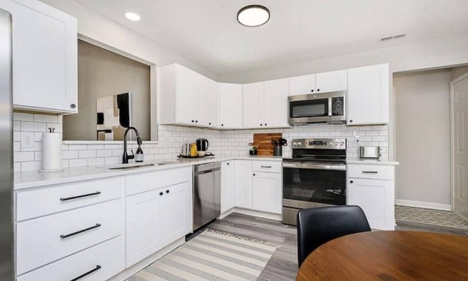Fishers Casa | Sweet Creek Retreat-Beautiful Fishers-EV friendly
