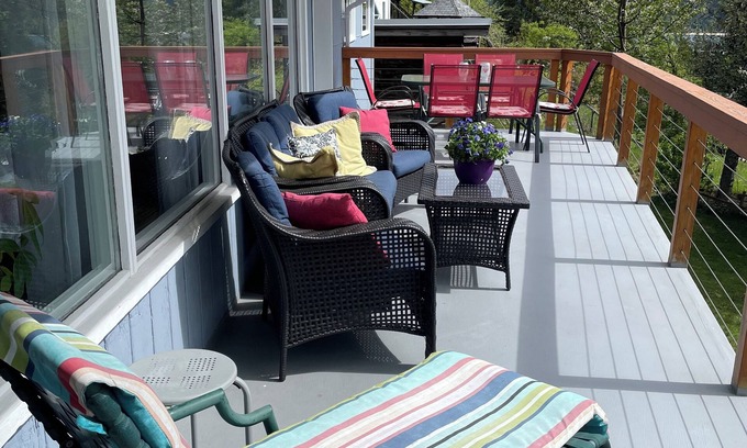 Nelson Casa | Sweet Creek Retreat. beautiful; views, close to beaches & hikes.