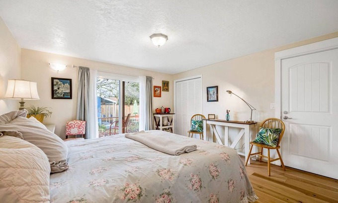 Springfield Apartamento | Sweet Dreams Private Entrance, 5 blocks, Walk/Ride to River