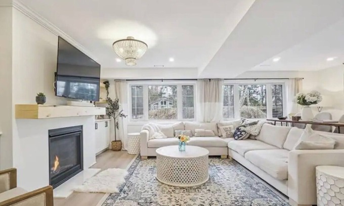 Wasaga Beach Cabaña | Sweet Escape for Beach Bums and Ski Bunnies!