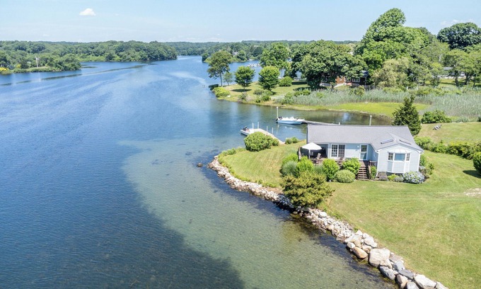 Snug Harbor Casa | Sweet Family Cottage on Beautiful Potter's Pond in East Matunuck