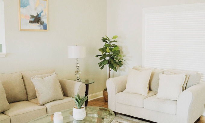 Perry Casa | Sweet Magnolia Mid-Term Stay! We are pet and family friendly!