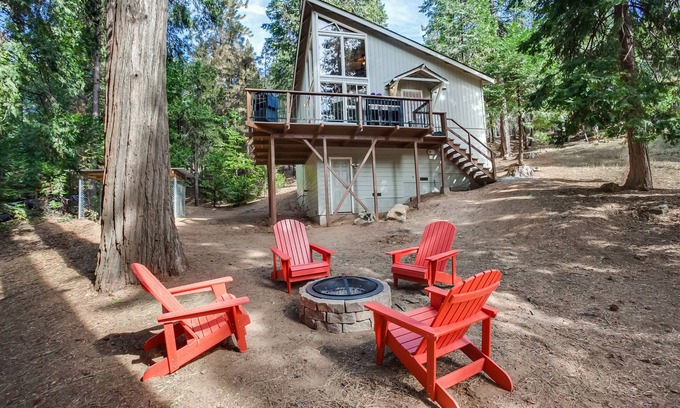 Mi-Wuk Village Cabina | Sweet Retreat: ¡Acceso privado al lago! Esquivar esquiar / nadar Pinecrest