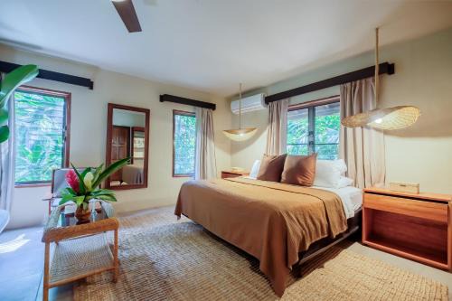 Negroman Cabina | Sweet Songs Jungle Lodge