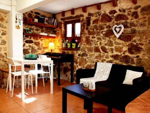 Dafni-Ymittos Apartamento | Sweet stone apartment in Imittos