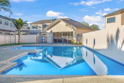 East Tamaki Casa | Sweet Sunshine Nest with Pool, Aircon and Parking