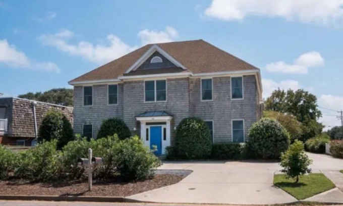 Northeast Virginia Beach Casa | Sweet Virginia Seas- Spacious 4-bedroom house- 2 minute walk to beach