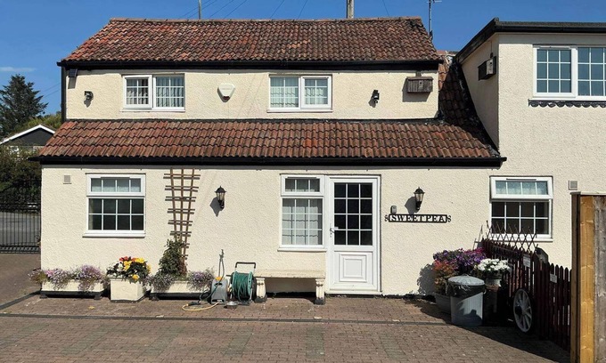 Louth Cabaña | Sweetpea Cottage - Sleeps 5, Parking & Pets Ok
