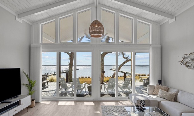 Newport Chalet De Esquí | Swept Away, waterfront, live oak paradise for your family get-away