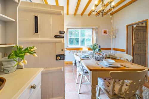 Great Hockham Casa | Swift Host - 2 Bedrooms - Period Cottage - Garden - Village Location - Dog Friendly
