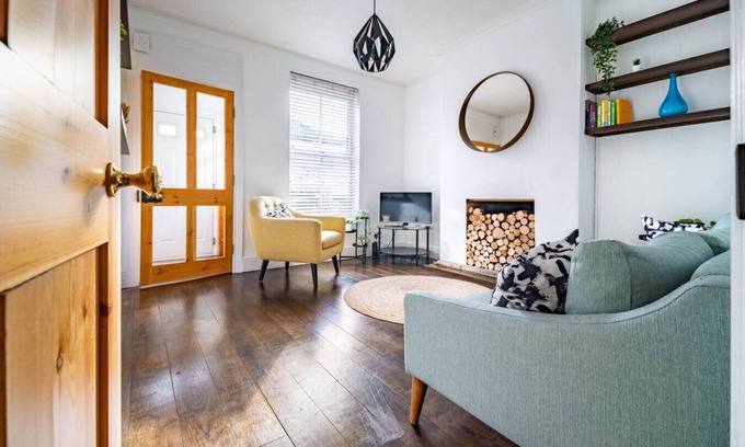 Norwich Casa | Swift Host | Stylish City Terrace | Parking