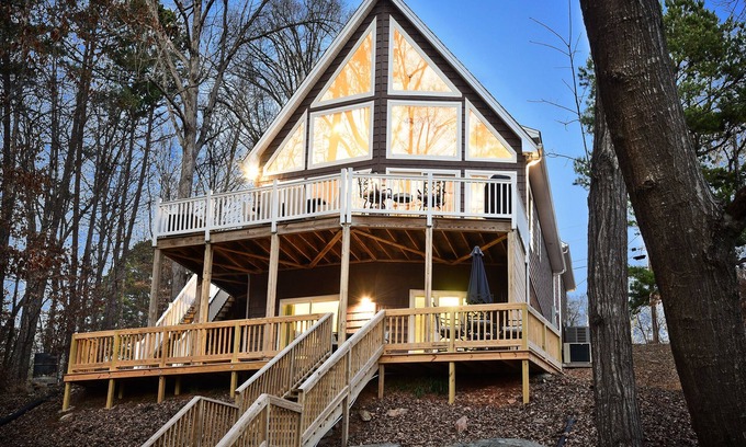 Albemarle Casa | Swift Island Sunsets: Lakefront, Cozy, Sleeps 8