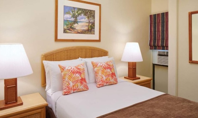 Nawiliwili Apartamento | Swim, Dip, or Dive Into Our Heated Pool! 2 Relaxing Rooms, Close to Beach