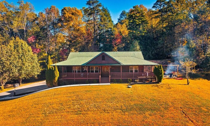 Gatlinburg - Pigeon Forge Cabina | Swim Spa| Fire Pit| Dogs| 3 King Bed| Spacious
