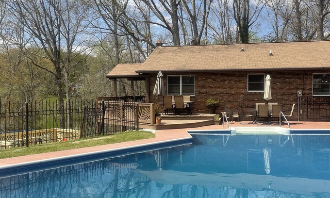 Candler Casa | SWIMMING POOL/HOT TUB/FIRE PIT/MOUNTAIN VEWS ON SIX ACRES