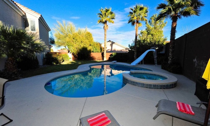 Las Vegas Casa | Swimming pool, hot tub, basketball court, putting green, family friendly
