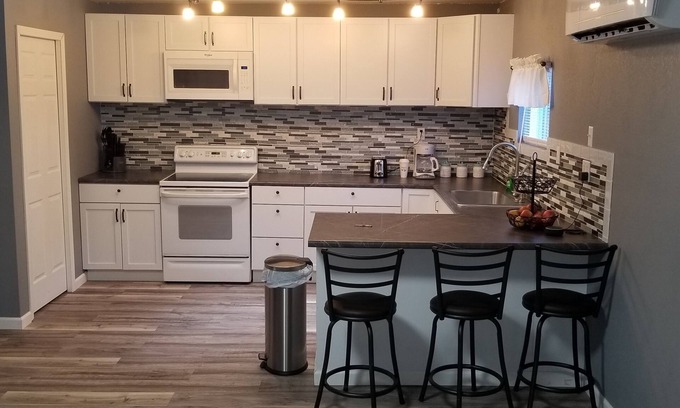Medicine Lodge Casa | SwinHousing - Washington Suite, Sleeps 4