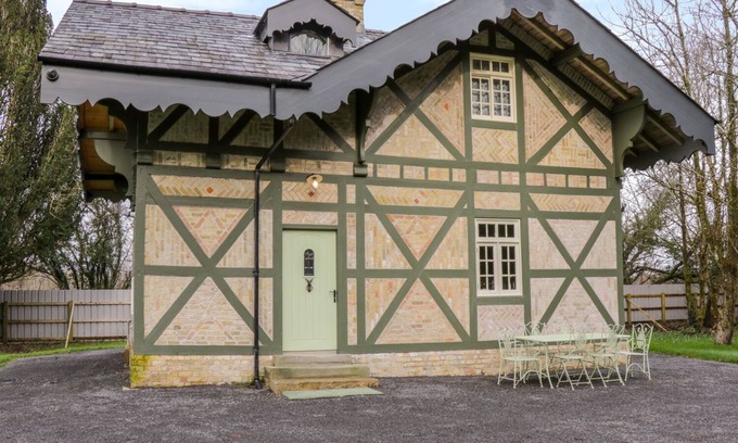 Mohill Cabaña | SWISS COTTAGE, character holiday cottage in Mohill, County Leitrim