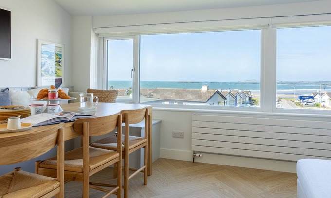Rhosneigr Casa | Swn Y Bae - Family-Friendly Sea View Holiday Home