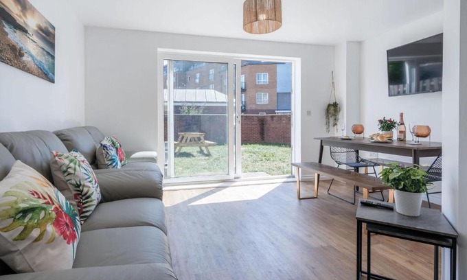 Llanelli Casa | Swn Y Mor - 4 Bedroom Holiday Home - Llanelli