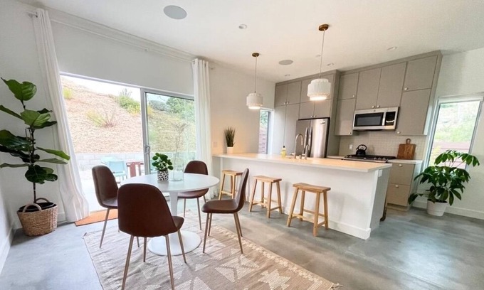 Thousand Oaks Casa | Sycamore Haven - Brand New Construction, Zen Birdsong Retreat