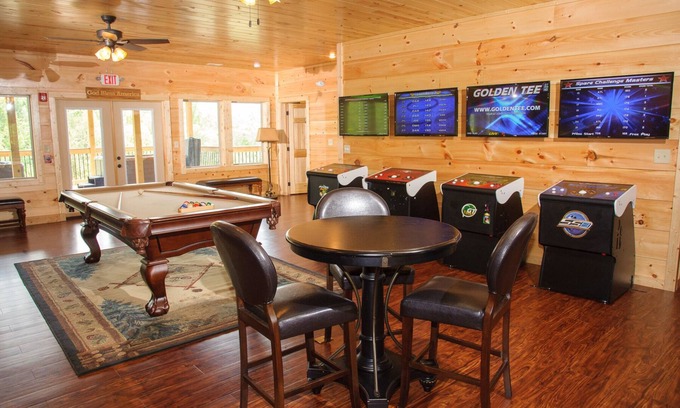 Pittman Center Cabina | Ascensor, juegos de arcade, hoguera, jacuzzis, 2 salas de juegos, ideales para reuniones y retiros corporativos