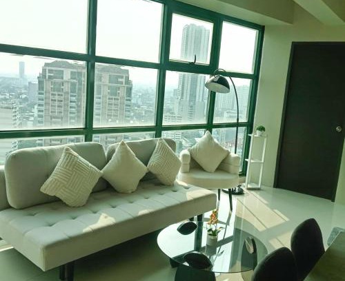 South Triangle Apartamento | Symphony Tower Quezon City 44sqm - Full glass view