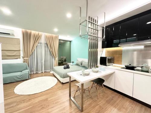 Seri Kembangan Apartamento | Symphony Tower - Studio, High Floor, Self Check in, Free Parking, Free Netflix, 200mbps WIFI WIFI