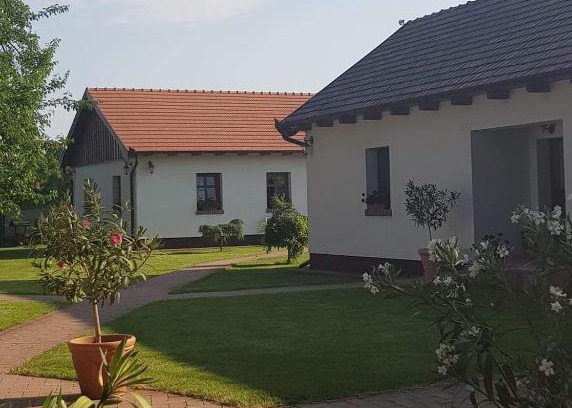 Ujfeherto Casa | Tóth Vendégház és Apartmanház Újfehértó