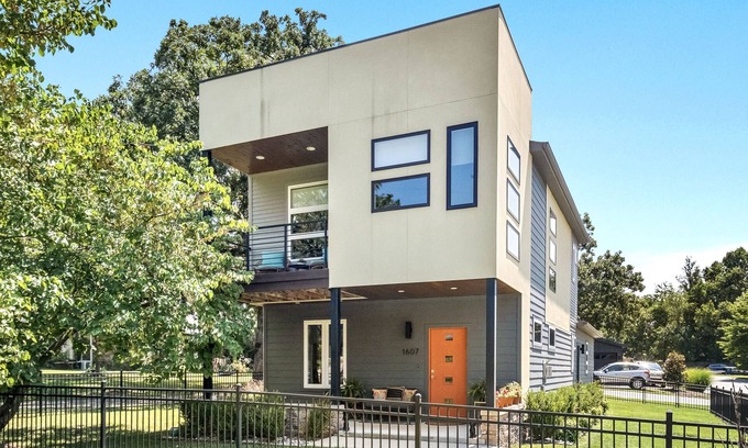 Bentonville Casa | TᕼE ᒍᑌᑎIᑭEᖇ- Ace location between Coler & Slaughter Pen