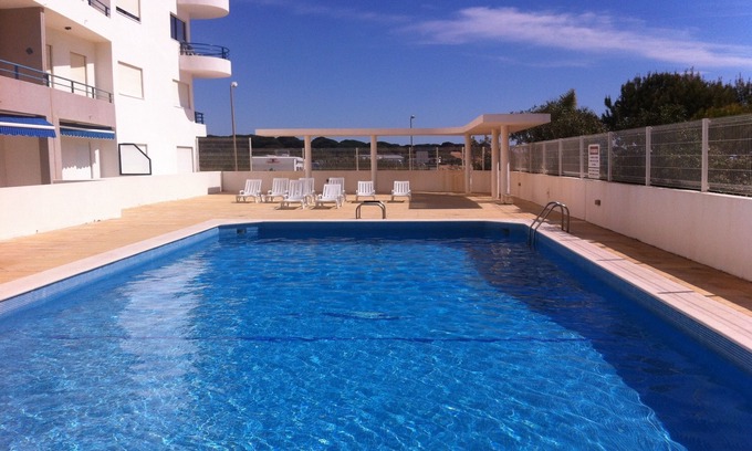 Cavacos Apartamento | T1 con piscina y parking, vistas al mar y conexión Wi-Fi, frente a la playa Quarteir