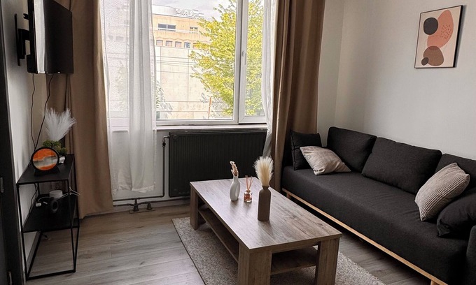 Sint-Jans-Molenbeek Apartamento | T2 New Quiet central neighborhood and transportation in front