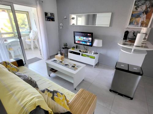 Six-Fours-les-Plages Apartamento | T2 rénové à 250 m plage - Wi-Fi - Piscine/Tennis payants - Parking - Non fumeurs/animaux - FR-1-316-313