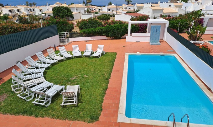 Gale Apartamento | T2 r/c Galé, Piscina, BBQ, A/C, para a praia vai a