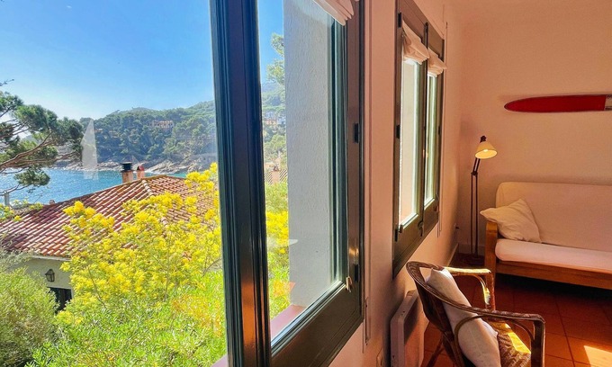 Tamariu Apartamento | T3 · Charming seaside escape with stunning views