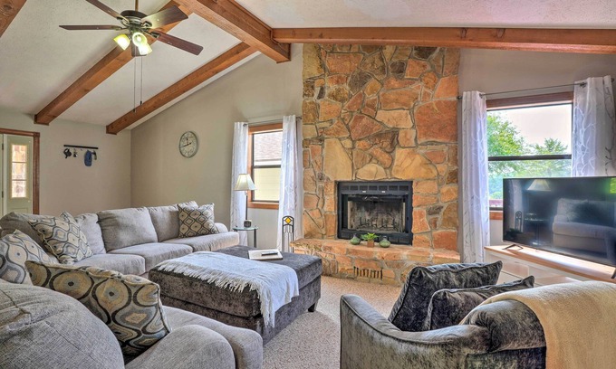 Arrow Point Casa | Table Rock Lake Getaway w/ Fire Pit, Deck & Grill!
