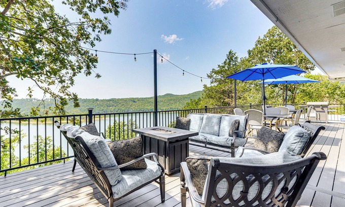 Emerald Beach Casa | Table Rock Lake Hideaway w/ Deck: Bring Your Boat!