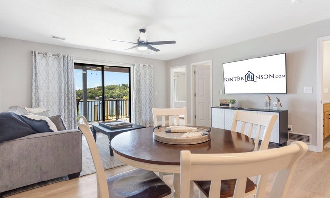 Kimberling City Condominio | Table Rock Shoreline Steps Away, Newly Renovated Condo, Community Pool!