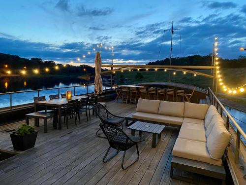 Ittre Alquiler De Eote | Tabor 67 Luxury Houseboat