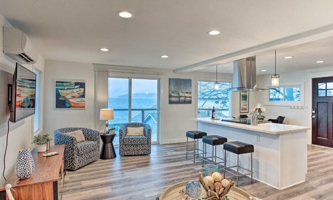 Tacoma Casa | Tacoma Dash Point Beach Cabin with Balcony!
