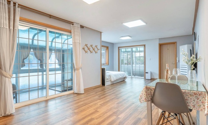 Mongdae Casa | Taean Mongsanporangbadarang Shim Pension